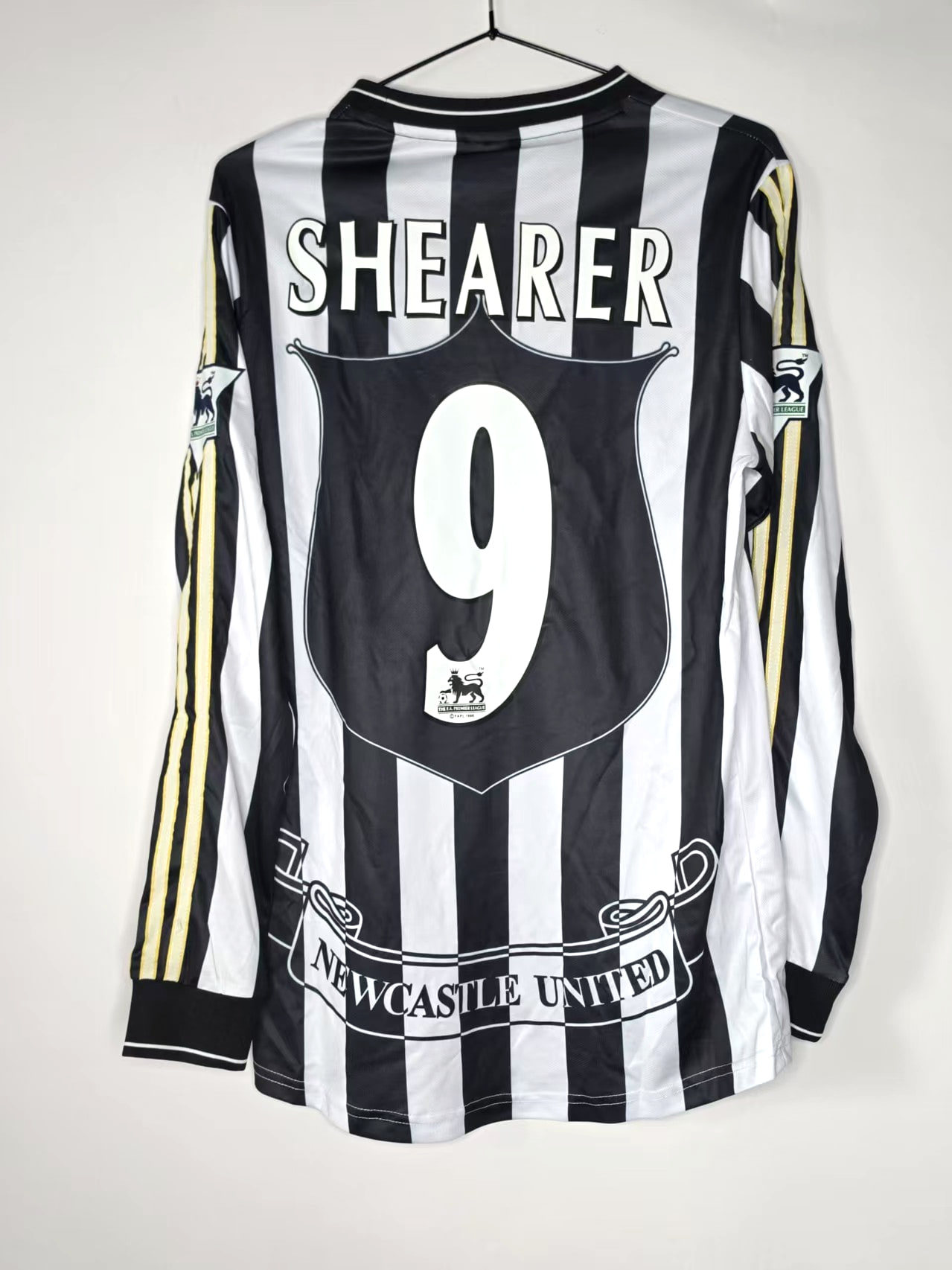 Newcastle United 1996/97-Inspired Shearer 9 Long-Sleeve Retro Jersey back view